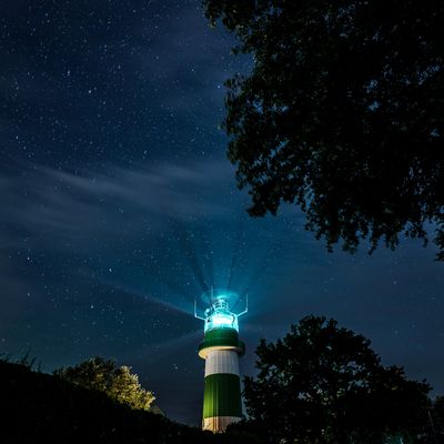 Un phare dans la nuit.