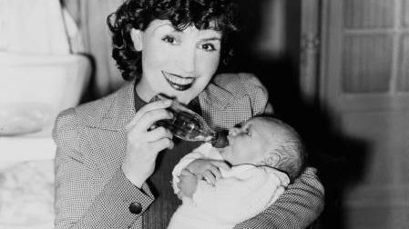 19 mars 1938 : la chanteuse Marie Dubas et son fils François Bellair