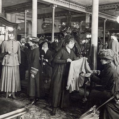 Temple de la consommation de masse, les Grands Magasins sont également devenus des acteurs du crédit à la consommation.