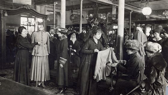 Temple de la consommation de masse, les Grands Magasins sont également devenus des acteurs du crédit à la consommation. ©Getty - Bettmann