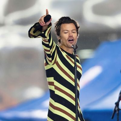 Le chanteur, musicien et acteur Harry Styles en concert au Rockefeller Plaza le 19 mai 2022 à New York.