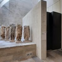 Dans la salle Notre-Dame, un mur en béton en hommage aux Romains, installé avec un monte-charge, pour la mise en accessibilité du musée de Cluny.