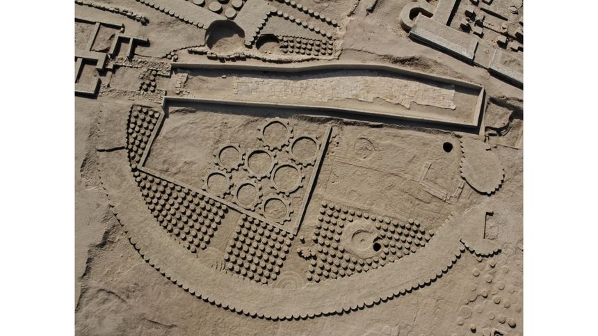 Un des bâtiment cérémoniel composé de colonnes et de chemins d'accès aux trônes