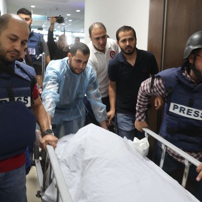 Les collègues palestiniens de Shireen Abu Akteh, tuée par balles hier à Jenine, en Cisjordanie, accompagnent sa dépouille mortelle.