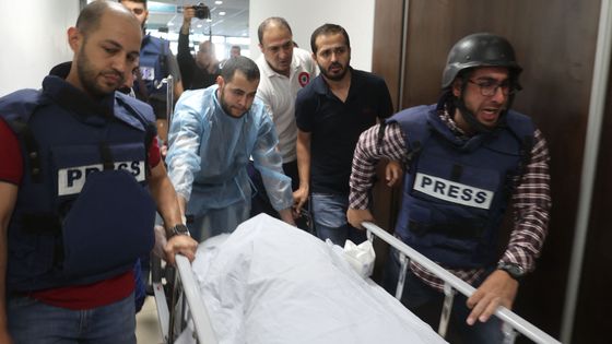 Les collègues palestiniens de Shireen Abu Akteh, tuée par balles hier à Jenine, en Cisjordanie, accompagnent sa dépouille mortelle. ©AFP - JAAFAR ASHTIYEH / AFP