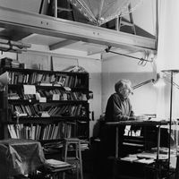 Iannis Xenakis dans son studio à Paris, France en 1997.