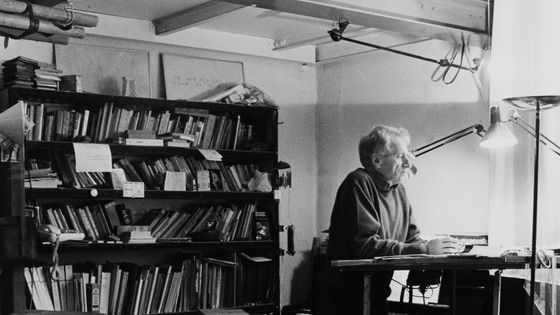 Iannis Xenakis dans son studio à Paris, France en 1997. - Marie-Claire BORDAZ/Gamma-Rapho via Getty Images