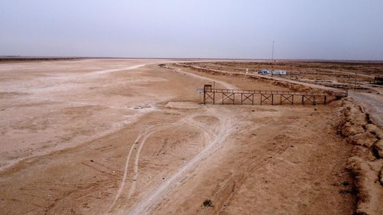 Le lac Sawa complètement asséché par des années de sécheresse dans la province d'al-Muthanna, dans le sud de l'Irak, le 19 avril 2022. - ASAAD NIAZI / AFP