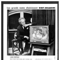 Publicité des téléviseurs Ribet-Desjardins avec Jean Cocteau regardant Jean Marais à la télévision, 1960.