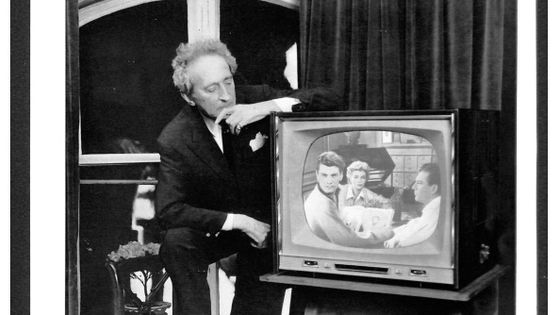 Publicité des téléviseurs Ribet-Desjardins avec Jean Cocteau regardant Jean Marais à la télévision, 1960. - Ville de Paris. Bibliothèque Forney. Littepub.net