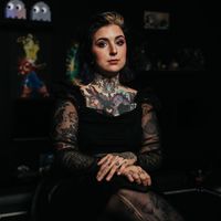 Nora, dite Epsylone ou Epsylone Tattoo, est à la fois tatoueuse dans un salon à Lille, créatrice de contenu sur TikTok et streameuse sur Twitch