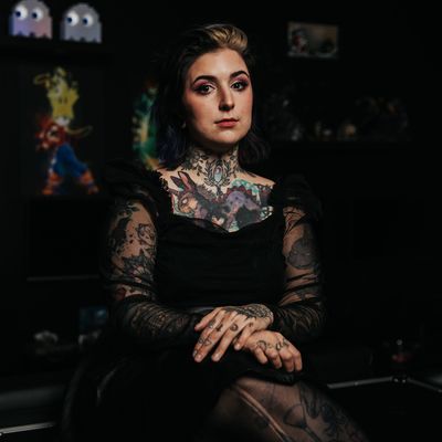 Nora, dite Epsylone ou Epsylone Tattoo, est à la fois tatoueuse dans un salon à Lille, créatrice de contenu sur TikTok et streameuse sur Twitch