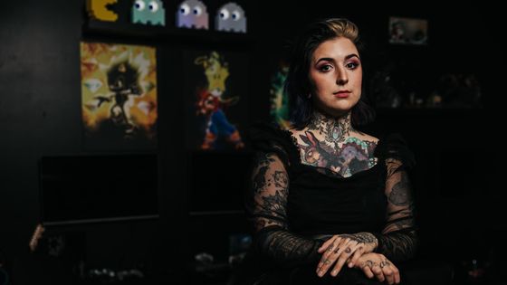 Nora, dite Epsylone ou Epsylone Tattoo, est à la fois tatoueuse dans un salon à Lille, créatrice de contenu sur TikTok et streameuse sur Twitch - Valentin Zawartoski / DeerCut Production