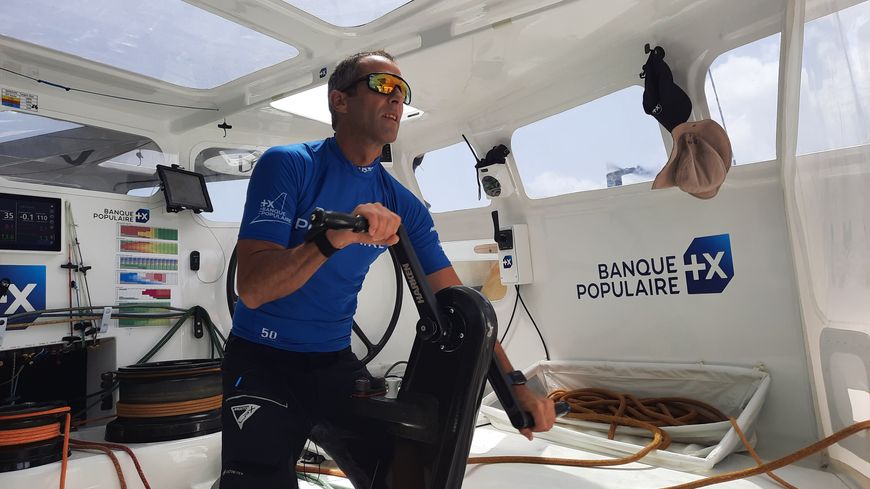 Armel Le Cléac'h est à la manœuvre sur son maxi-trimaran au large des Saintes en Guadeloupe