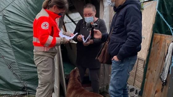 Les maraudea animalière de la Croix Rouge 94 permettent aussi de nouer contact avec les sans abris - Croix Rouge