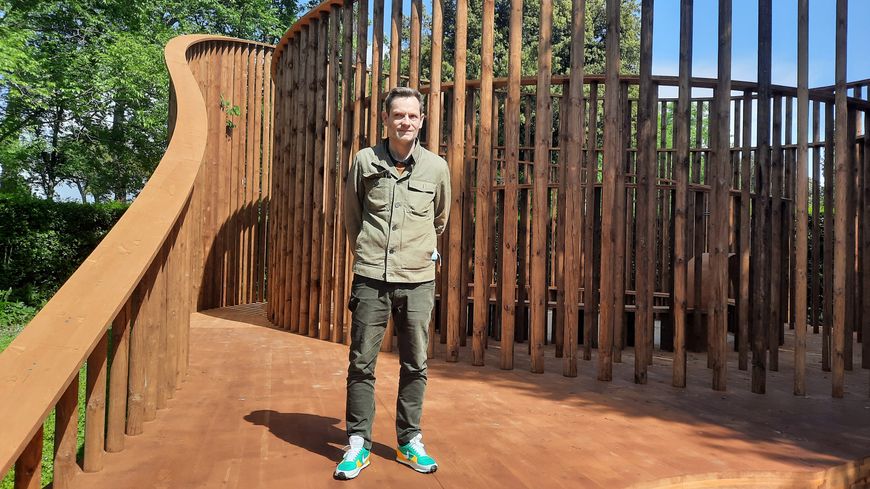 Sam Stourdzé, le directeur de l'Académie de France à Rome, pose devant "Pavillon ça joue !" conçu par l’Agence DREAM et monté par CBS-Lifteam