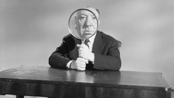 Alfred Hitchcock avec une loupe dans son émission en noir et blanc "Hitchock présente" de 1955 à 1960 à la télévision américaine ©Getty - Bettmann