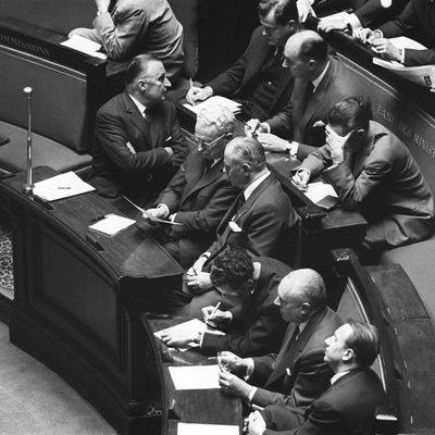Le 4 octobre 1962 à l'Assemblée nationale dans les bancs du gouvernement autour de Georges Pompidou lors des débats sur la motion de censure.
