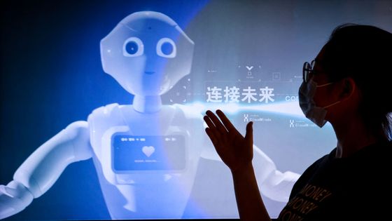 Présentation d’une technologie utilisant l’Intelligence artificielle à une foire d’innovation en Chine : c’est le terrain de rivalité numéro un. ©AFP - Ou Dongqu / XINHUA / Xinhua via AFP