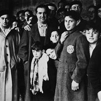 Déportés juifs dans le camp de transit de Drancy après être passés par le Vel d'Hiv. Leur dernière étape avant les camps de concentration allemands (1942)