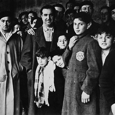 Déportés juifs dans le camp de transit de Drancy après être passés par le Vel d'Hiv. Leur dernière étape avant les camps de concentration allemands (1942)