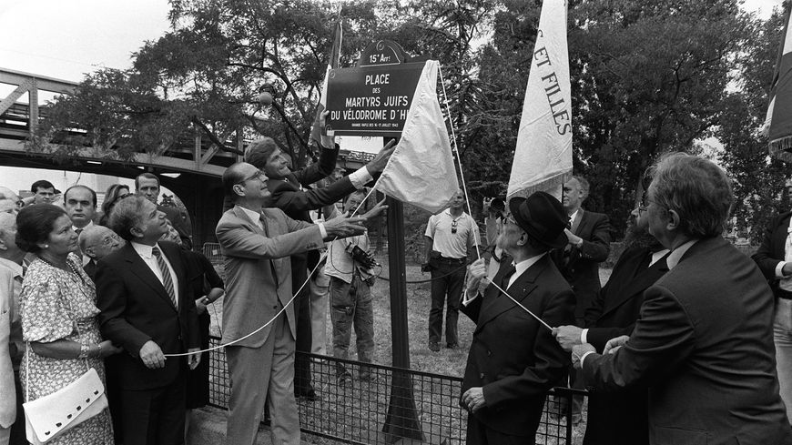 Avec Simone Veil, l'ambassadeur d'Israël en France et le Grand rabbin Sirat, Jacques Chirac inaugurait en juillet 1986 la plaque à la mémoire de la rafle.