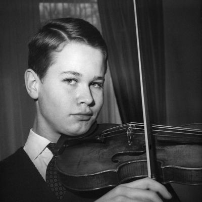 Le jeune violoniste Augustin Dumay avec son Stradivarius, à Paris, France le 9 mars 1964