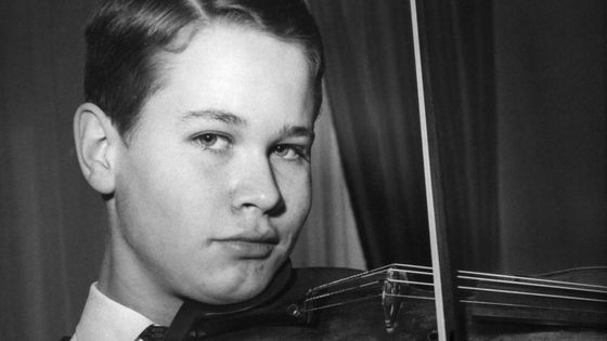 Le jeune violoniste Augustin Dumay avec son Stradivarius, à Paris, France le 9 mars 1964 ©Getty - Keystone-France/Gamma-Rapho