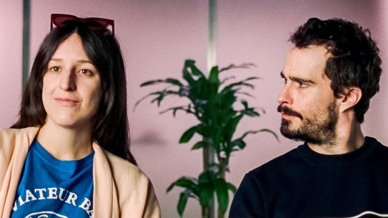 Sofia et Karim, une fratrie fusionnelle nourrie de sarcasmes et d'ironie (Anne-Elisabeth Bossé et Patrick Hivon). - Memento Film / Arte