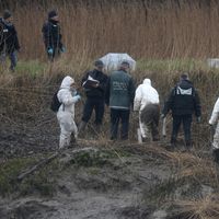 9/03/2017, des policiers fouillent sur une rive marécageuse de l'Aulne près de la maison de Caouissin à Pont-de-Buis-lès-Quimerch