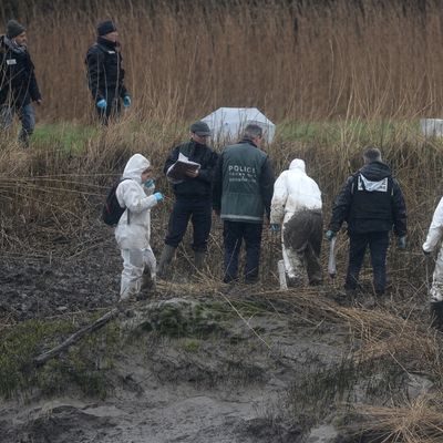 9/03/2017, des policiers fouillent sur une rive marécageuse de l'Aulne près de la maison de Caouissin à Pont-de-Buis-lès-Quimerch