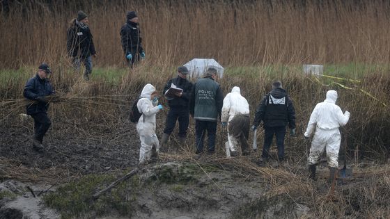 9/03/2017, des policiers fouillent sur une rive marécageuse de l'Aulne près de la maison de Caouissin à Pont-de-Buis-lès-Quimerch ©AFP - FRED TANNEAU