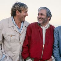 Gérard Depardieu, Richard Anconina entourent le cinéaste Maurice Pialat en 1985, pour le film "Police" présenté à Biarritz.