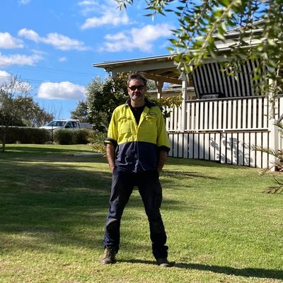 Olivier devant sa maison en Australie.