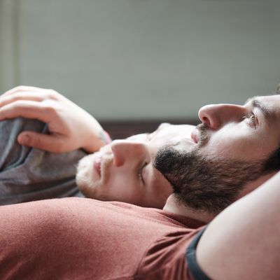 Un couple dans un lit
