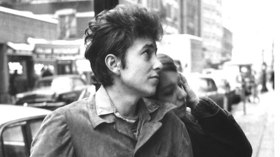 Bob Dylan et sa petite amie, Suze Rotolo, dans la rue à New York en septembre 1961 ©Getty - Michael Ochs archives