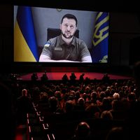Le président ukrainien Volodymyr Zelensky s'adresse aux invité-es lors de la cérémonie d'ouverture de la 75e édition du Festival de Cannes.
