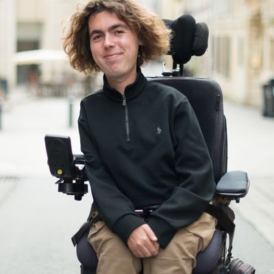 Arthur Baucheron, étudiant et créateur de contenu sur Instagram et TikTok, se déplace en fauteuil roulant depuis l'âge de deux ans