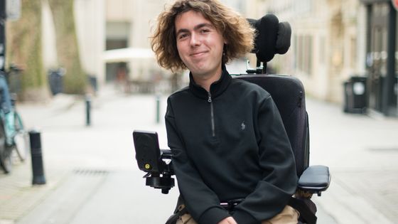 Arthur Baucheron, étudiant et créateur de contenu sur Instagram et TikTok, se déplace en fauteuil roulant depuis l'âge de deux ans - Astrid di Crollalanza