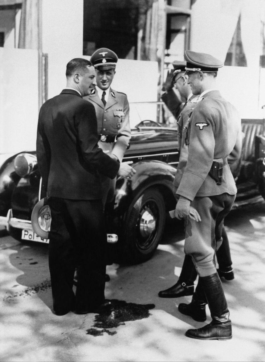 A gauche, René Bousquet, chef de la police, saluant à Vichy, en 1942, de hauts responsables nazis dont Carl Oberg, patron des SS dans la capitale depuis mai.