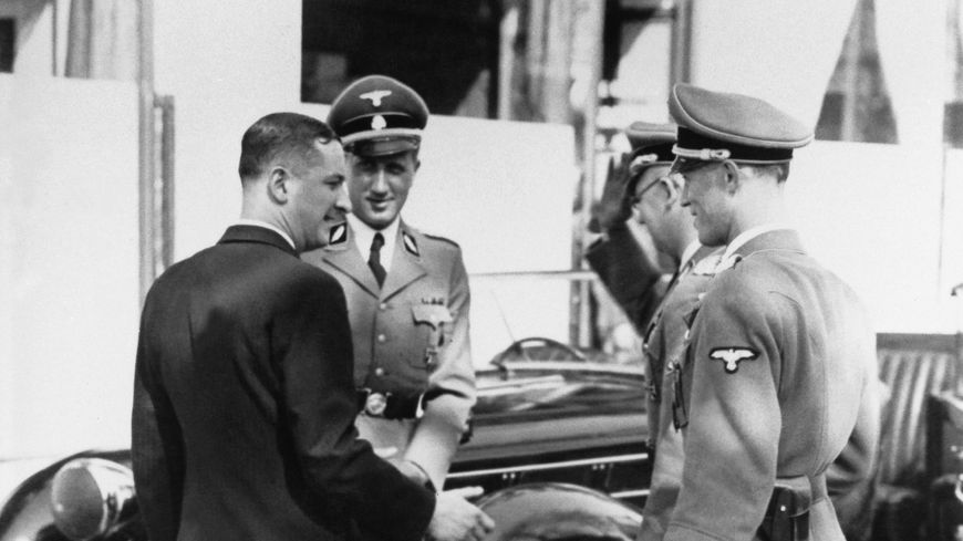 A gauche, René Bousquet, chef de la police, saluant à Vichy, en 1942, de hauts responsables nazis dont Carl Oberg, patron des SS dans la capitale depuis mai.