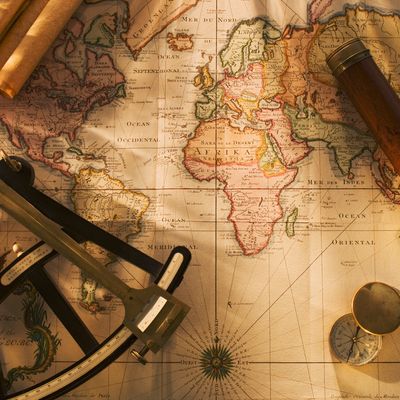 Boussole, compas et télescope sur carte nautique