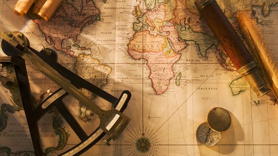 Boussole, compas et télescope sur carte nautique ©Getty - Tetra Images