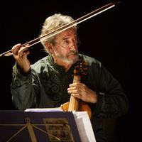 Jordi Savall joue la viole de gambe