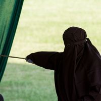 Un bourreau se prépare à infliger 100 coups de bâton à un couple adultère, en violation de la Loi de la charia, le 5 février 2021, province d'Aceh, Indonésie.
