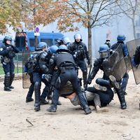 Lors du 1er anniversaire des "gilets jaunes", de nombreux heurts avaient éclaté entre des casseurs et les forces de l'ordre (Paris, le 16 novembre 2019).