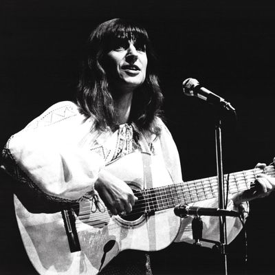 La chanteuse Anne Sylvestre sur scène