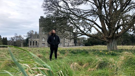 Lord Randal Plunkett sur le domaine du château de Dunsany, qu'il a décidé de laisser à l'état sauvage. ©Radio France - Laura Taouchanov