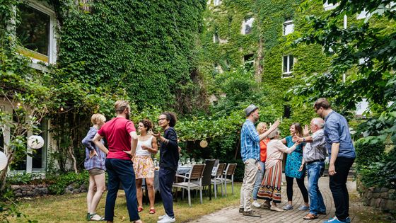 Quand une caserne désaffectée se mue en résidence intergénérationnelle ©Getty - Hinterhaus Productions