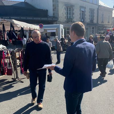 Tractage sur le marché de la Guerche-de-Bretagne à moins de deux semaines du premier tour des législatives
